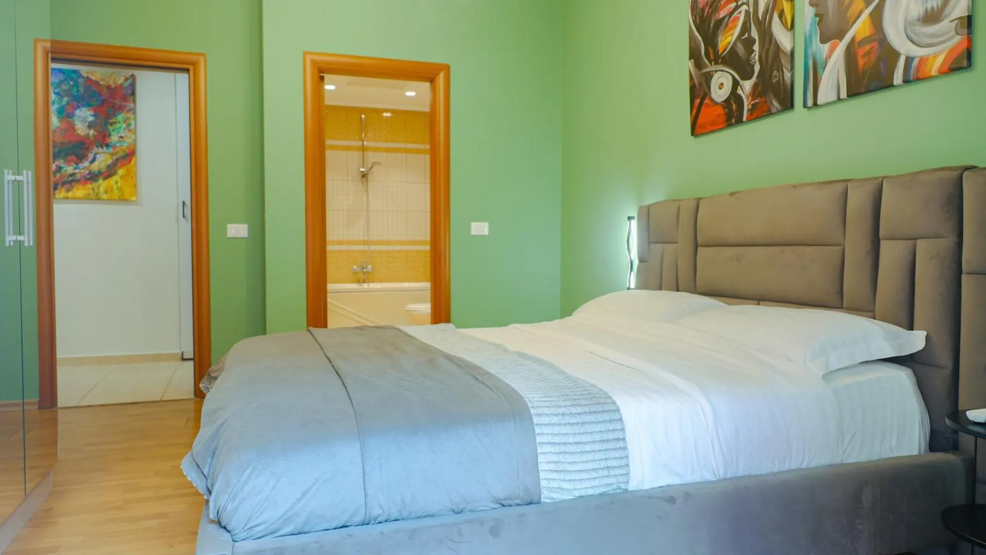 Middle Center Gallery 1 Skanderbeg Square Tirana Apartman